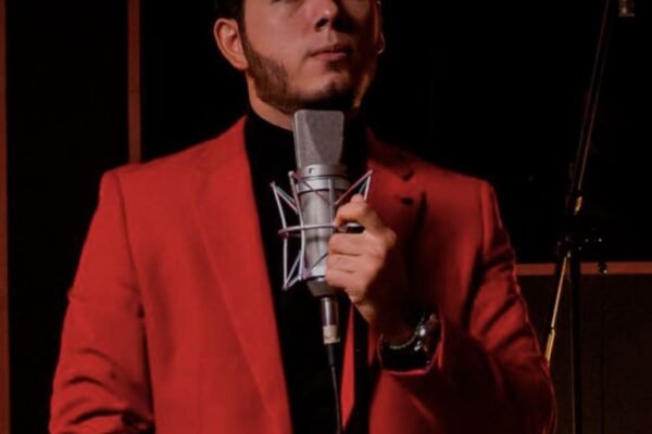 Luis Frías, Cantante en Luz Record