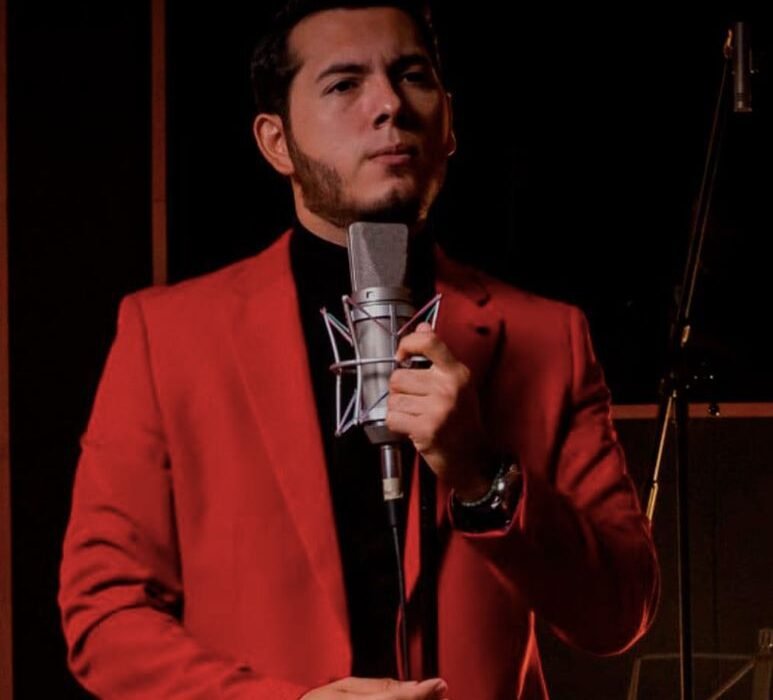 Luis Frías, Cantante en Luz Record