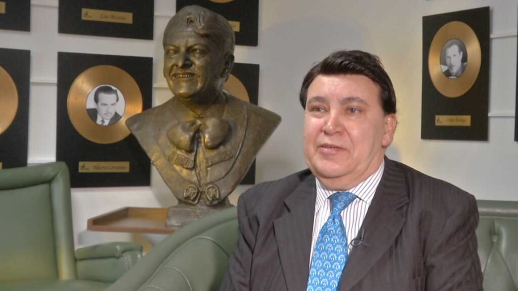 José Alfredo Jiménez Gálvez, también conocido como José Alfredo Jiménez Jr., sentado en su oficina, vestido de traje, con expresión serena.