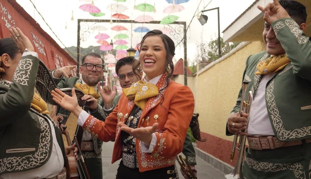 Silvia Zepeda en primer plano promocionando su nuevo sencillo "A ver si tu orgullo", con expresión intensa y fondo artístico.