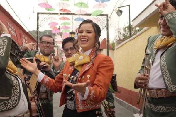 Silvia Zepeda en primer plano promocionando su nuevo sencillo "A ver si tu orgullo", con expresión intensa y fondo artístico.