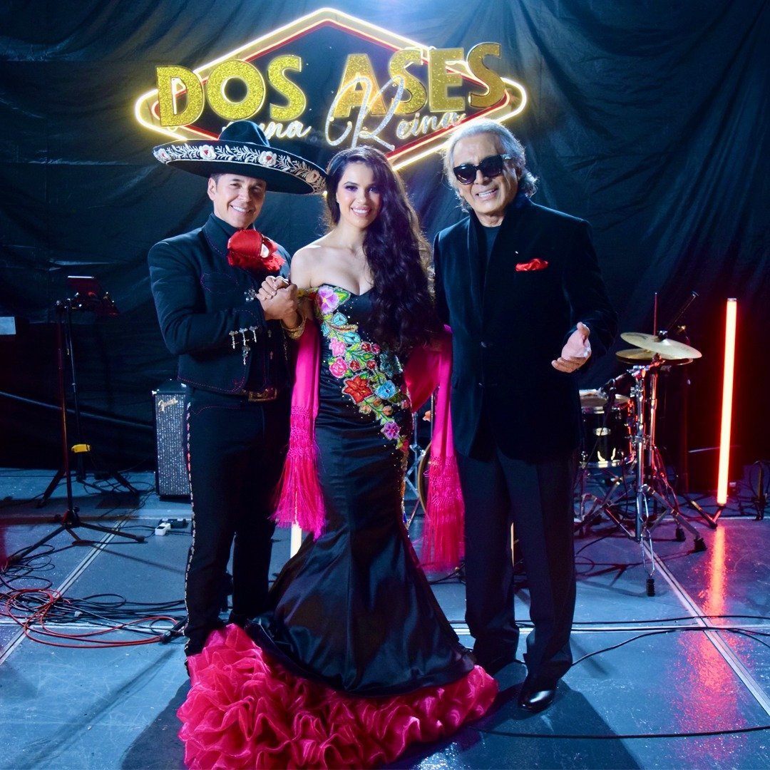 Silvia Zepeda, Raúl Sandoval y King Clave interpretando juntos sobre el escenario durante la grabación en vivo del álbum "Dos Ases y Una Reina", acompañados por el Mariachi Los Gavilanes de José Alfredo Jiménez.