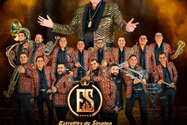 Germán Lizárraga al frente de la Banda Estrellas de Sinaloa.