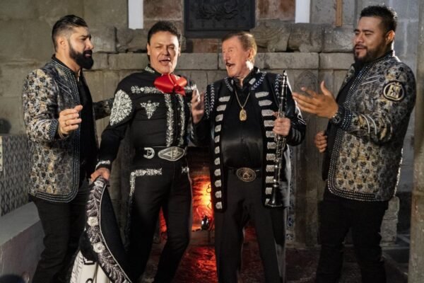Germán Lizárraga, Pedro Fernández y la Banda Estrellas de Sinaloa durante la grabación del video musical de “Duele Ver” en Sinaloa.
