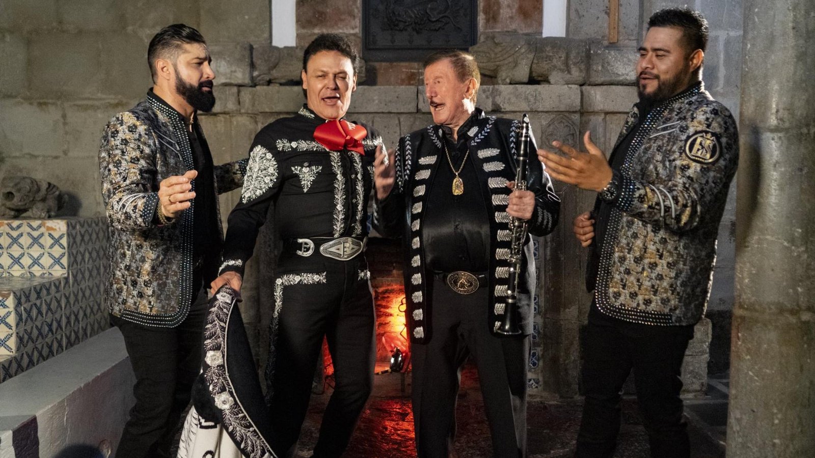 Germán Lizárraga, Pedro Fernández y la Banda Estrellas de Sinaloa durante la grabación del video musical de “Duele Ver” en Sinaloa.