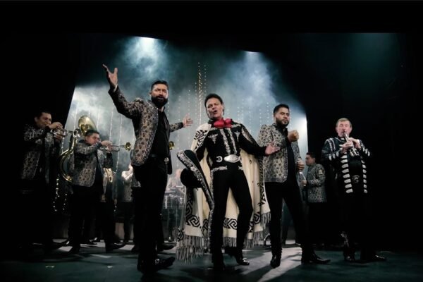 Pedro Fernández y Banda Estrellas de Sinaloa de Germán Lizárraga durante la colaboración musical "Duele Ver", presentada por Luz Record.