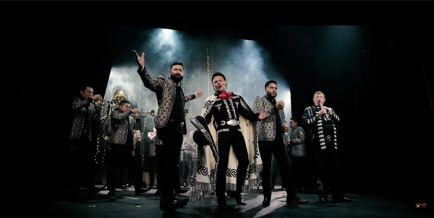 Pedro Fernández y Banda Estrellas de Sinaloa de Germán Lizárraga durante la colaboración musical "Duele Ver", presentada por Luz Record.