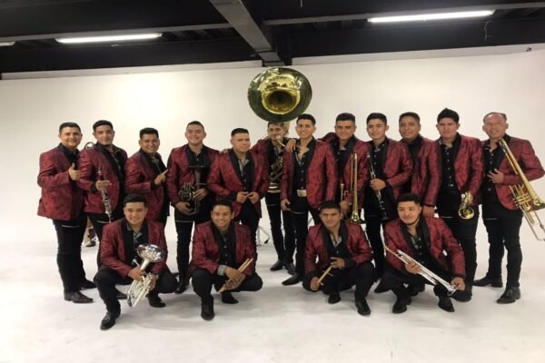 Integrantes de Banda Lirio posando juntos en una foto grupal oficial con vestimenta regional mexicana.