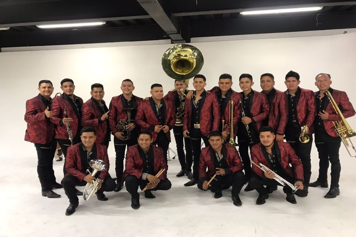 Integrantes de Banda Lirio posando juntos en una foto grupal oficial con vestimenta regional mexicana.