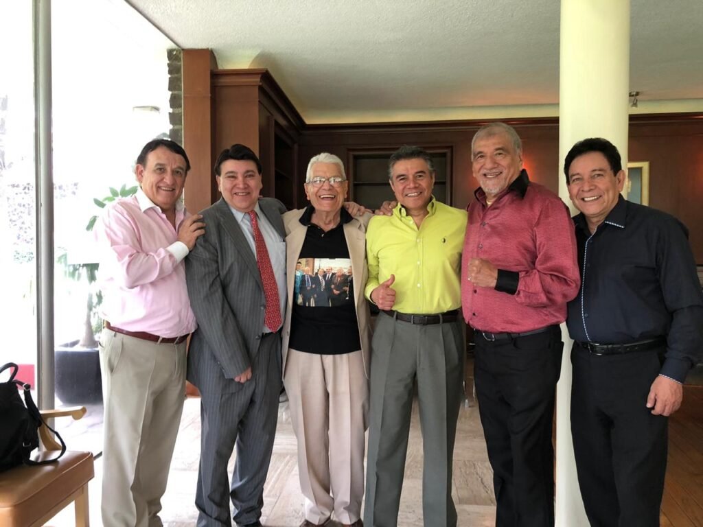 José Alfredo Jiménez Jr. posando junto a Martín Urieta, presidente de la Sociedad de Autores y Compositores de México (SACM), en un evento institucional.