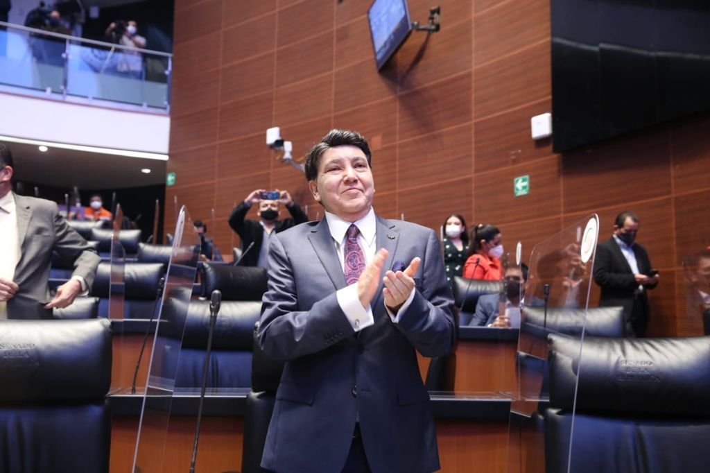 José Alfredo Jiménez Jr. durante una ceremonia de homenaje en el Senado de la República, de pie y visiblemente conmovido frente al pleno.