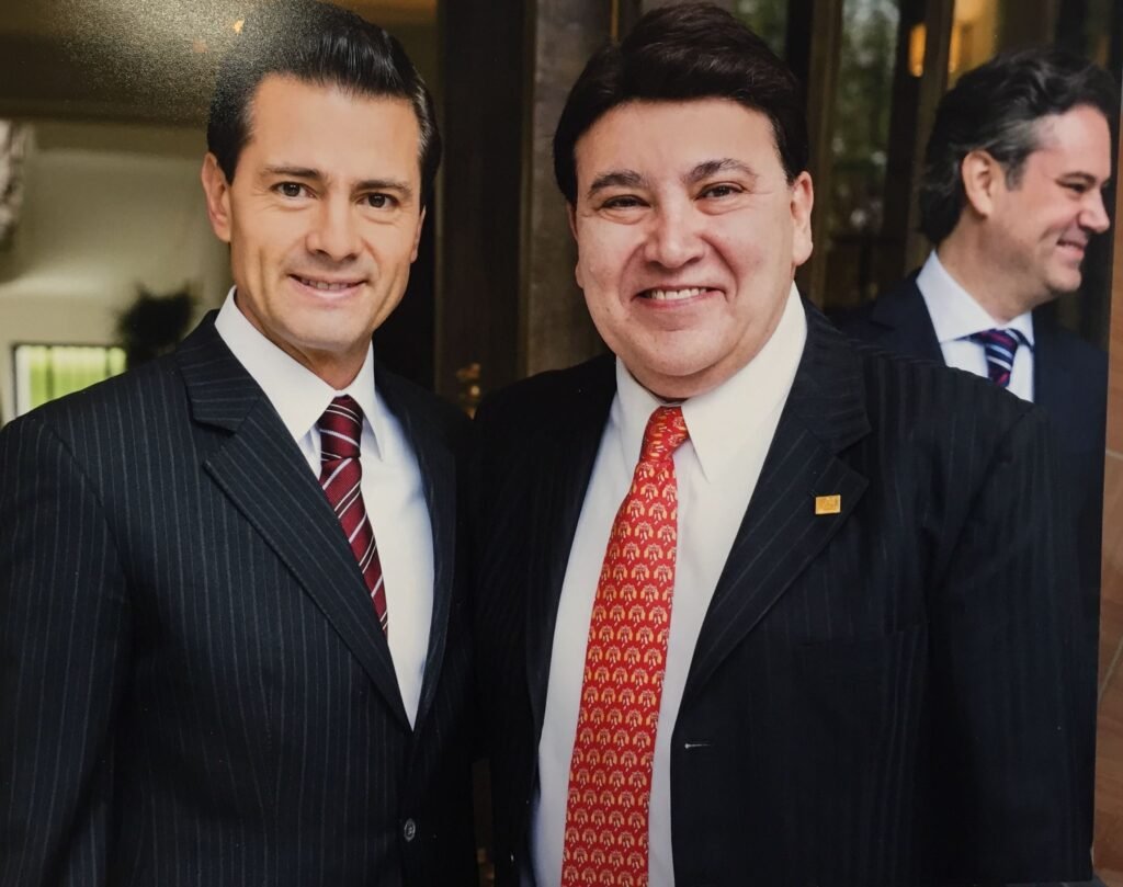 José Alfredo Jiménez Gálvez junto al entonces presidente Enrique Peña Nieto durante un acto público, ambos posando sonrientes.