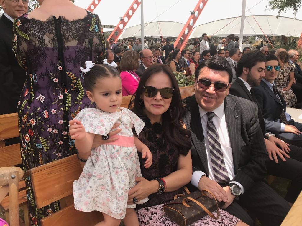 José Alfredo Jiménez Jr. acompañado de su esposa Verónica Meza García, su compañera de vida, heredera y guardiana de su legado.