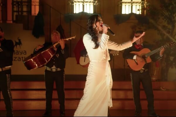 Silvia Zepeda interpretando en vivo “La Hija De Nadie” sobre el escenario, con vestido ranchero tradicional y mariachis al fondo, durante la promoción de su álbum Homenaje a los Grandes de México.