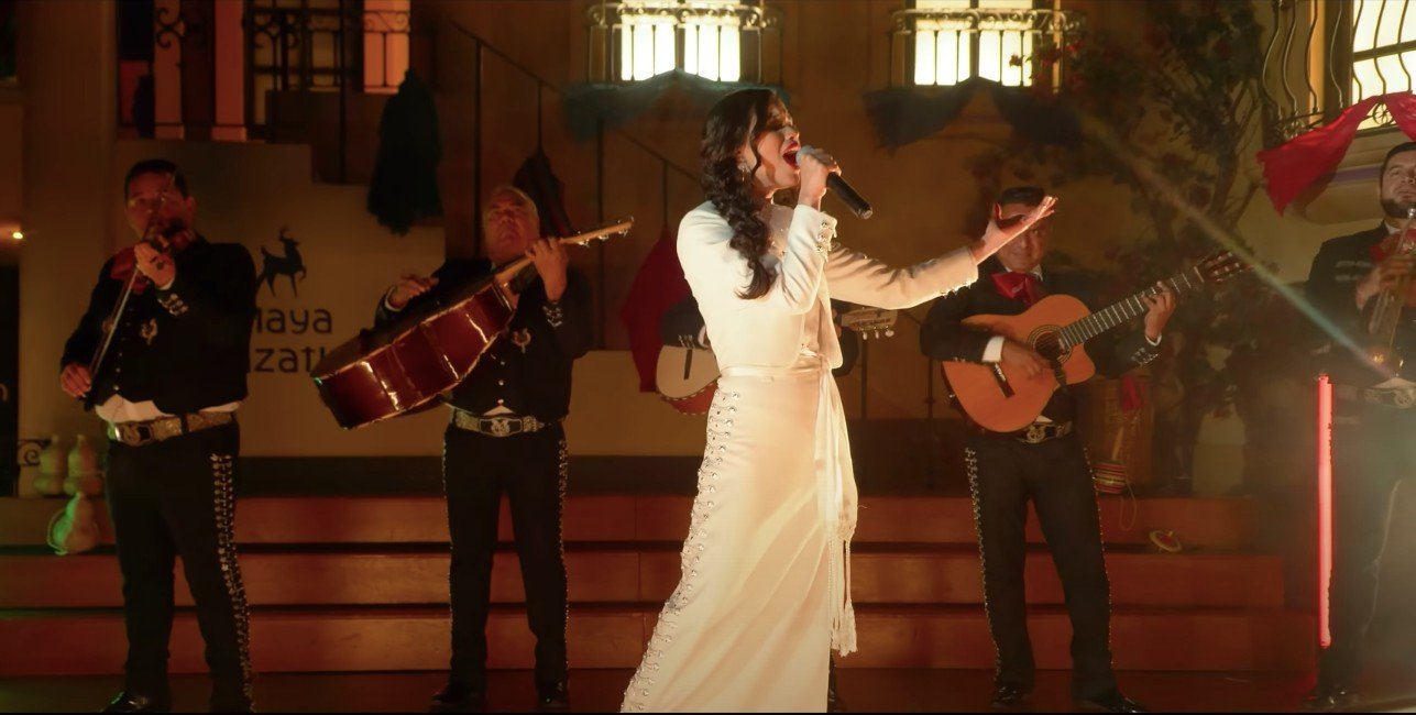 Silvia Zepeda interpretando en vivo “La Hija De Nadie” sobre el escenario, con vestido ranchero tradicional y mariachis al fondo, durante la promoción de su álbum Homenaje a los Grandes de México.