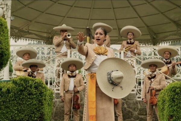Mariachi Los Gavilanes de José Alfredo Jiménez interpretando Qué Ganaste Corazón con trajes tradicionales de gala del regional mexicano.