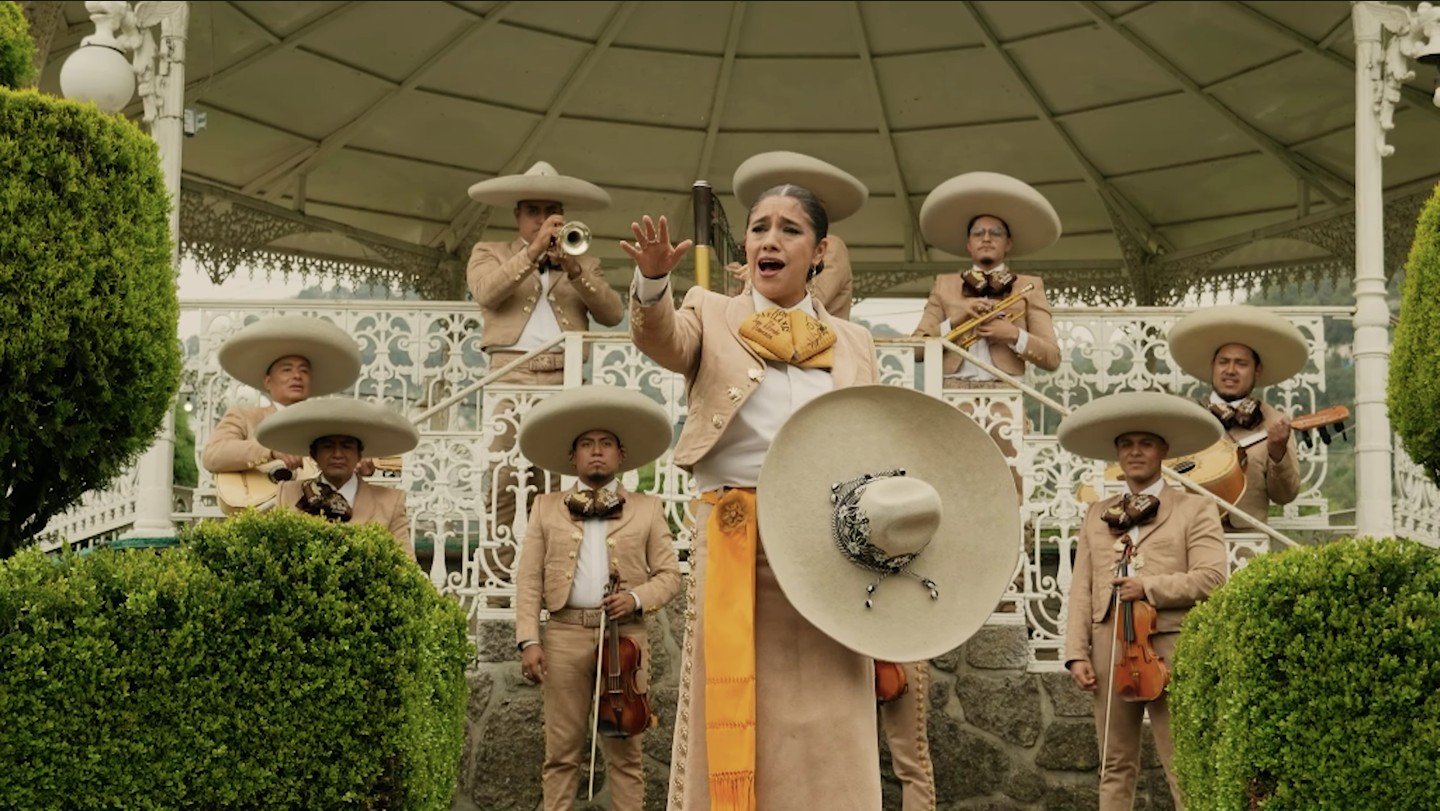 Mariachi Los Gavilanes de José Alfredo Jiménez interpretando Qué Ganaste Corazón con trajes tradicionales de gala del regional mexicano.