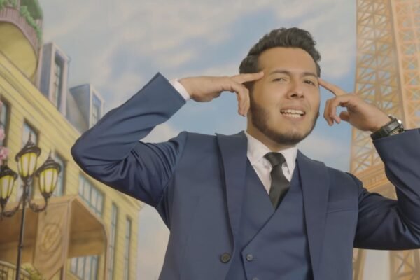 Luis Frías sonríe mientras interpreta su nuevo sencillo "Mi Niña Traviesa", una canción romántica escrita por Carlos Ferrarsi y Horacio Palencia.