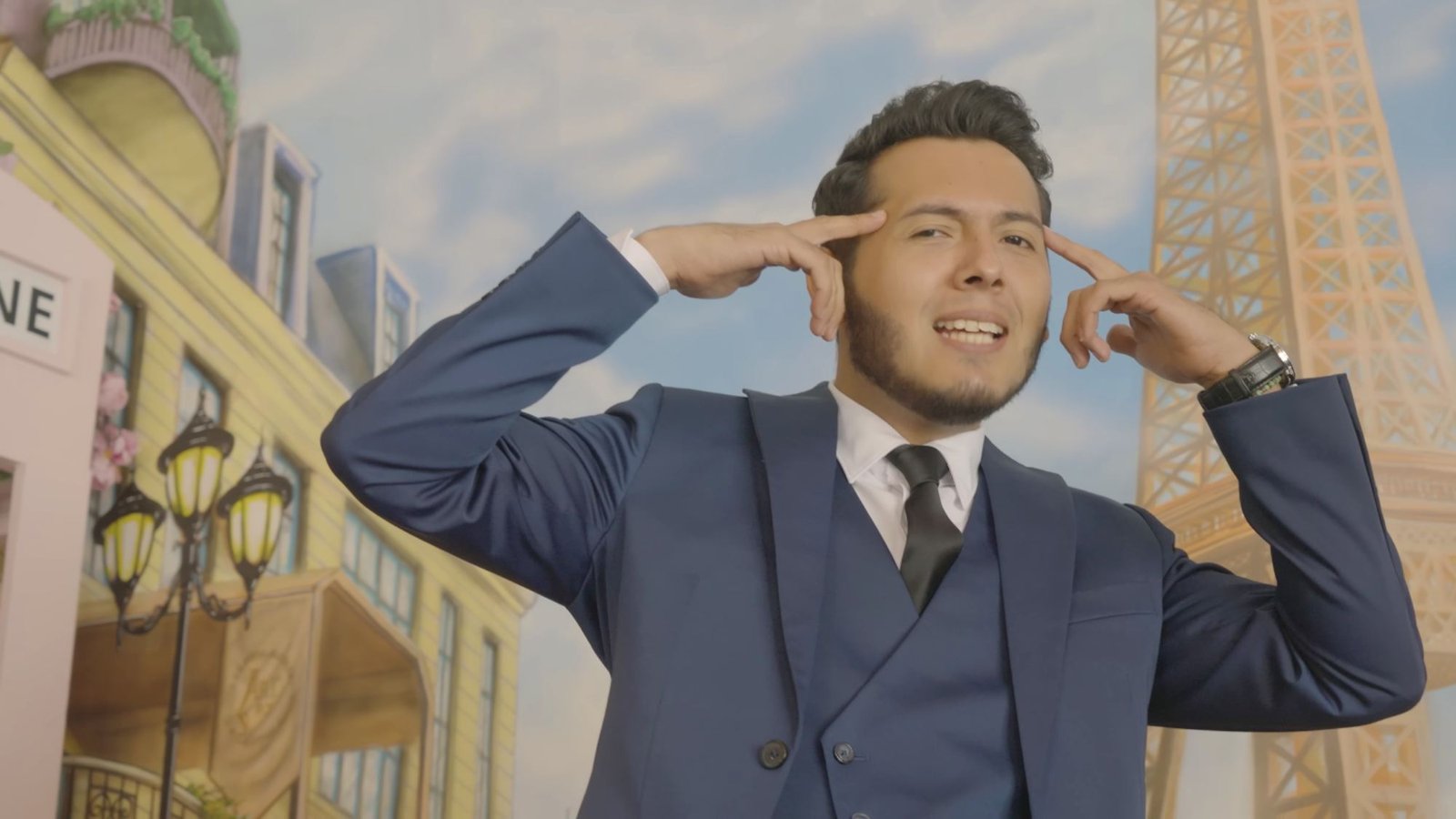 Luis Frías sonríe mientras interpreta su nuevo sencillo "Mi Niña Traviesa", una canción romántica escrita por Carlos Ferrarsi y Horacio Palencia.