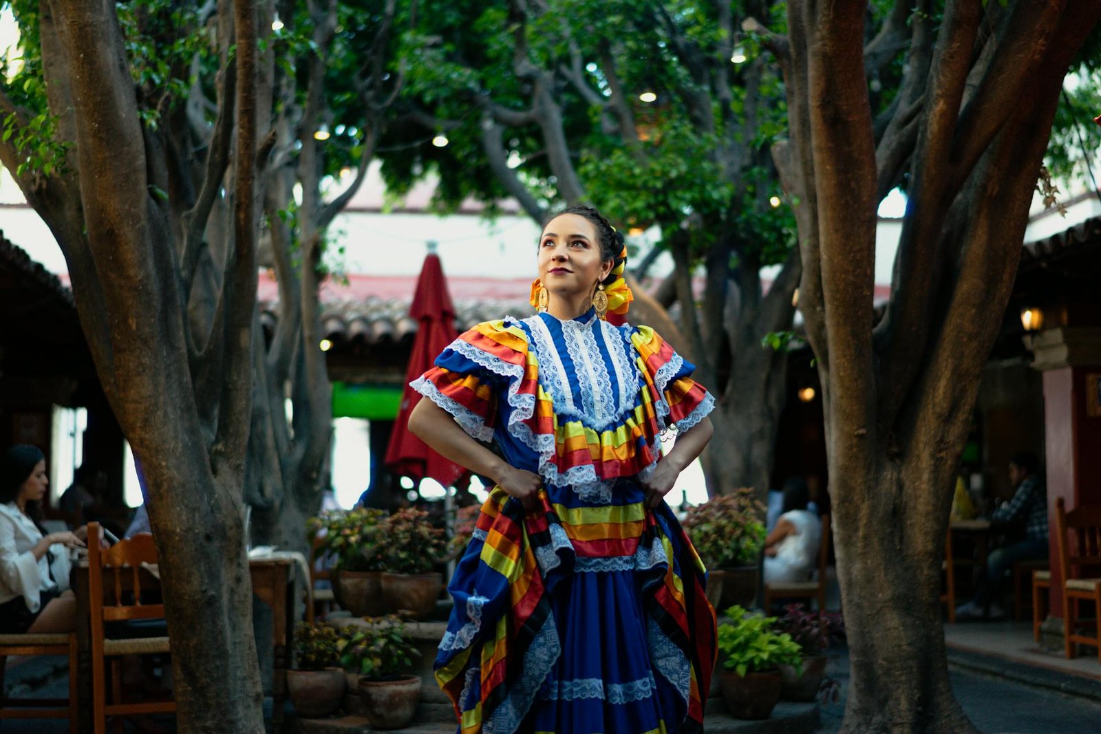 Mujer con maquillaje tradicional y vestimenta mexicana celebrando el 15 de septiembre.
