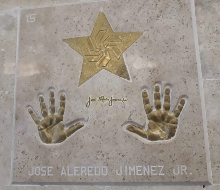 Huellas de las manos de José Alfredo Jiménez Jr. plasmadas en la Plaza Galería de las Estrellas como reconocimiento a su trayectoria artística.
