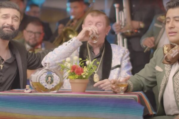 Enrique Cruz, director del Mariachi Los Gavilanes; Germán Lizárraga, líder de Banda Estrellas de Sinaloa; y El Cuervo, vocalista de la banda, brindando con tequila Corralejo edición especial José Alfredo Jiménez.