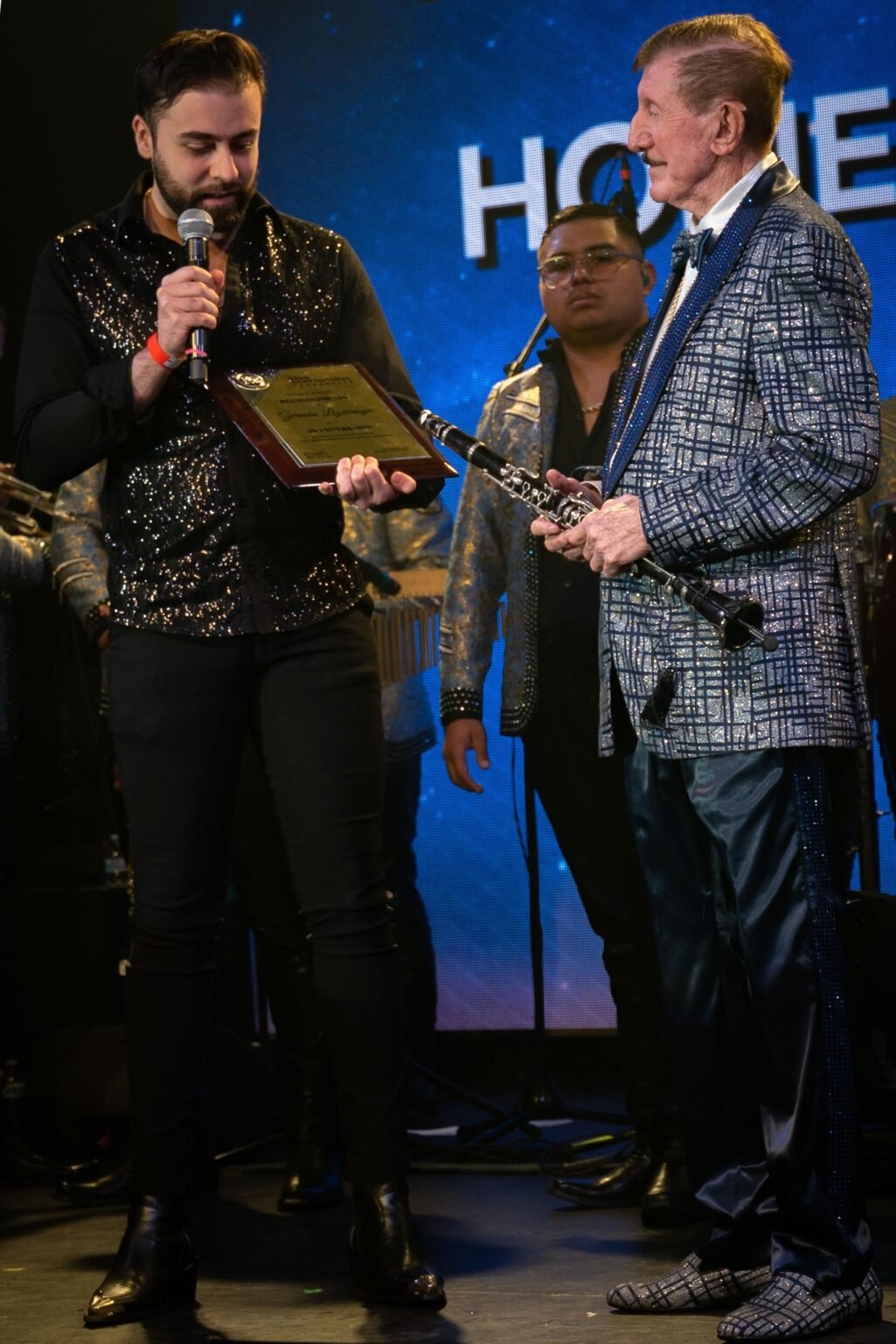 Germán Lizárraga recibiendo el reconocimiento en el escenario del Lunario del Auditorio Nacional por parte de Ángel Eduardo Jiménez, nieto de José Alfredo Jiménez, en Expo Compositores 2025.