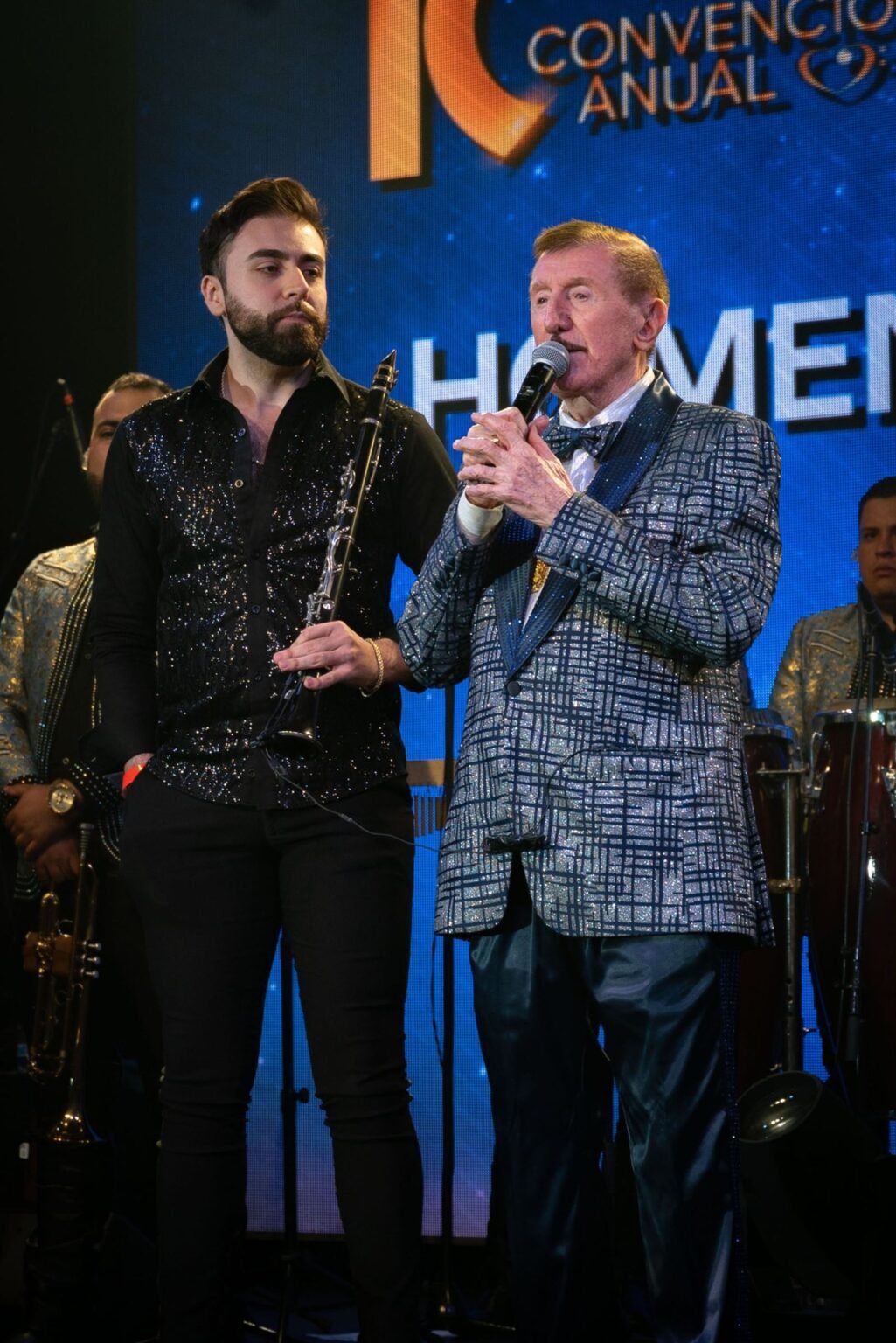 Germán Lizárraga recibiendo el reconocimiento en el escenario del Lunario del Auditorio Nacional por parte de Ángel Eduardo Jiménez, nieto de José Alfredo Jiménez, en Expo Compositores 2025.