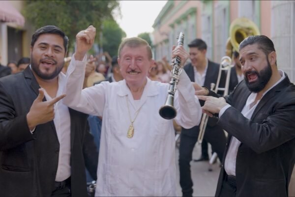 Germán Lizárraga y su Banda Estrellas de Sinaloa durante la filmación de su nuevo sencillo "Voy Pisando Fuerte", mostrando su energía y liderazgo en el set de grabación.