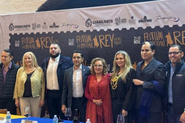 La Dra. Paloma Jiménez Gálvez junto a El Fantasma, Matisse y David Ayala, durante la conferencia de prensa del Festival Internacional José Alfredo Jiménez 2025, en el Restaurante Arroyo de la Ciudad de México.
