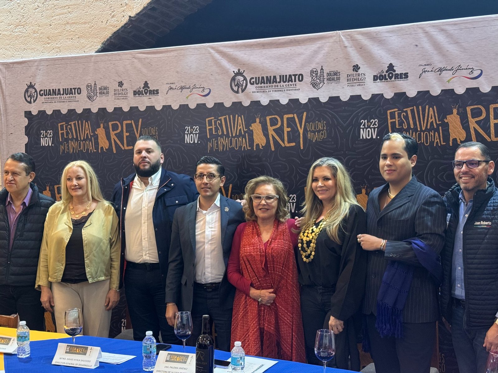 La Dra. Paloma Jiménez Gálvez junto a El Fantasma, Matisse y David Ayala, durante la conferencia de prensa del Festival Internacional José Alfredo Jiménez 2025, en el Restaurante Arroyo de la Ciudad de México.