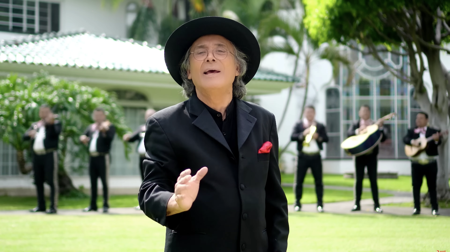 King Clave cantando “Propiedad Privada” acompañado por un mariachi durante la grabación del videoclip oficial.