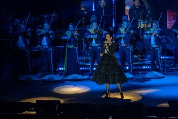 Natalia Jiménez canta en el escenario acompañada por el Mariachi Los Gavilanes de José Alfredo Jiménez durante la celebración del centenario del Salón Tenampa en CDMX.