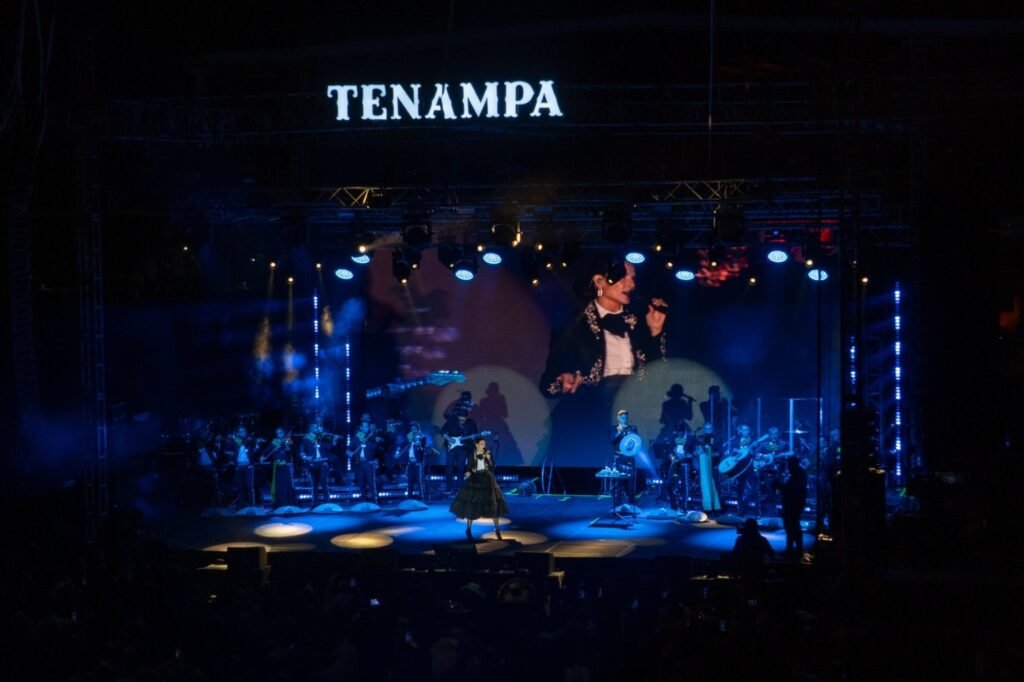 Natalia Jiménez canta en el escenario acompañada por el Mariachi Los Gavilanes de José Alfredo Jiménez durante la celebración del centenario del Salón Tenampa en CDMX.