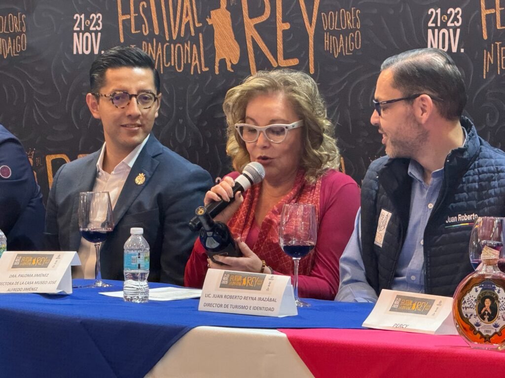 La Dra. Paloma Jiménez Gálvez, hija de José Alfredo Jiménez, toma la palabra durante la conferencia de prensa del Festival Internacional José Alfredo Jiménez 2025, acompañada por Juan Roberto Reyna, director de Turismo e Identidad, y David Ayala, director general de Desarrollo.