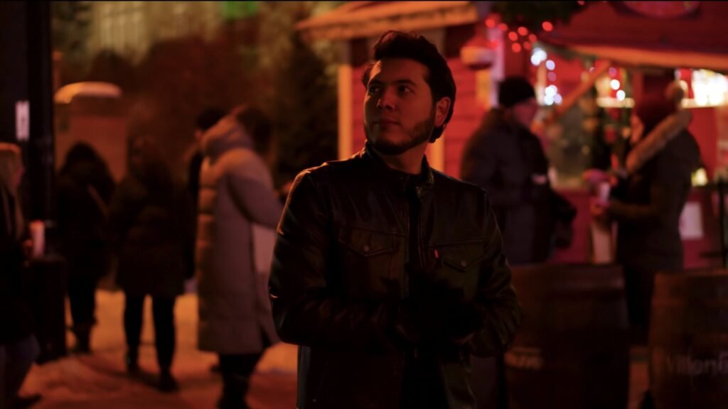 Luis Frías en el video oficial de "Llegó La Navidad"