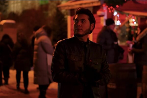 Luis Frías en el video oficial de "Llegó La Navidad"