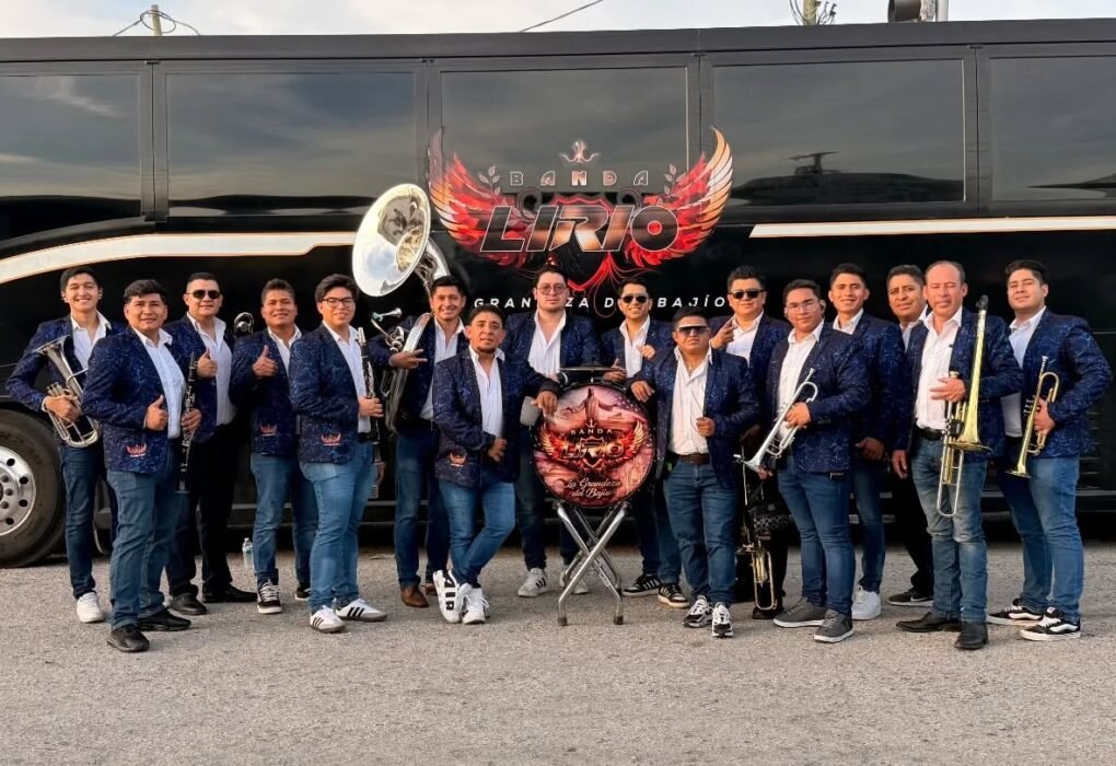Integrantes de Banda Lirio posan con sus instrumentos frente a su camión durante su primera gira por Estados Unidos.