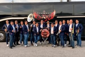 Integrantes de Banda Lirio posan con sus instrumentos frente a su camión durante su primera gira por Estados Unidos.