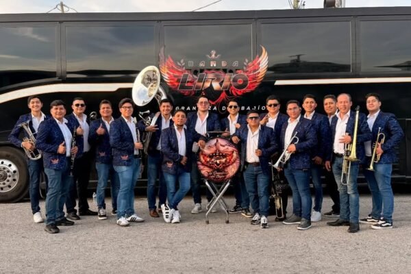 Integrantes de Banda Lirio posan con sus instrumentos frente a su camión durante su primera gira por Estados Unidos.