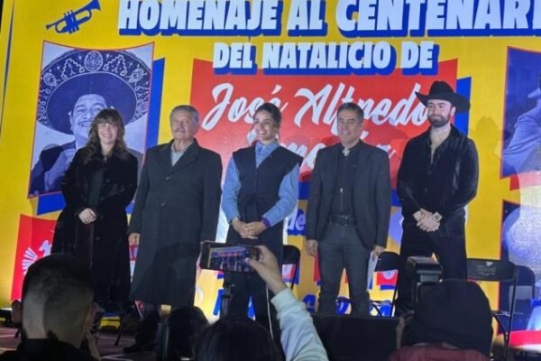 Alessandra Rojo de la Vega, Carlos Navarrete, Bruno Danzza y Ángel Jiménez, nieto de José Alfredo Jiménez, sobre el escenario durante el homenaje por el Centenario de José Alfredo Jiménez en Plaza Garibaldi, Ciudad de México.