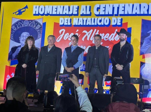 Alessandra Rojo de la Vega, Carlos Navarrete, Bruno Danzza y Ángel Jiménez, nieto de José Alfredo Jiménez, sobre el escenario durante el homenaje por el Centenario de José Alfredo Jiménez en Plaza Garibaldi, Ciudad de México.