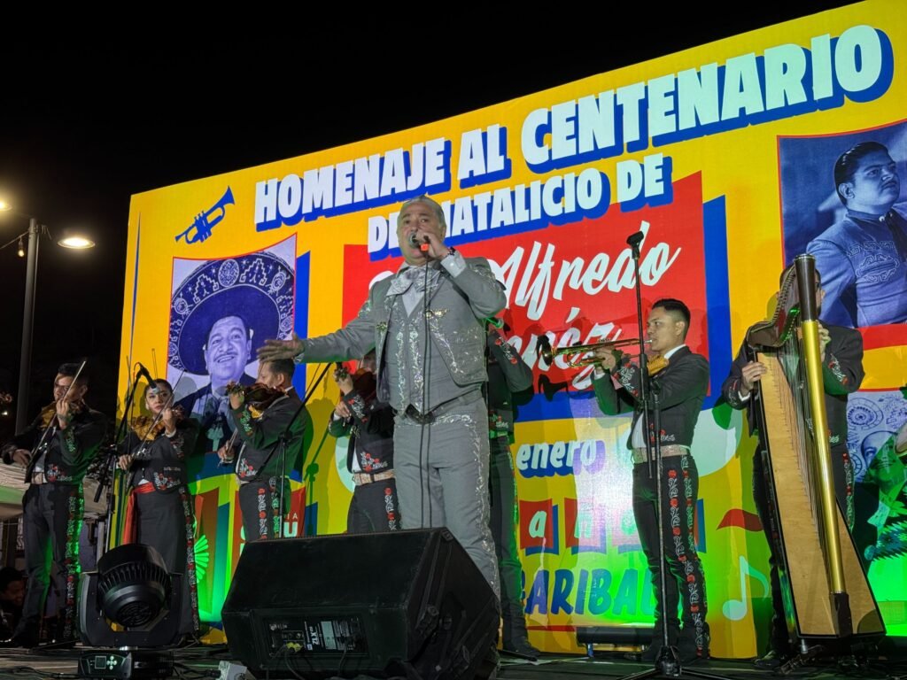 Gabriel Solís se presenta en el escenario de Plaza Garibaldi durante el homenaje por el Centenario de José Alfredo Jiménez.