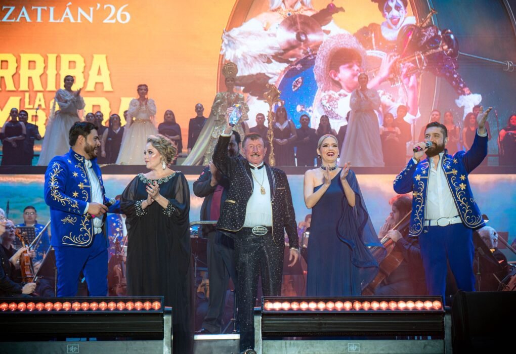 Germán Lizárraga junto a su Banda Estrellas de Sinaloa sobre el escenario del Estadio Teodoro Mariscal en Mazatlán, durante el homenaje por sus 75 años de trayectoria artística ante un lleno total.