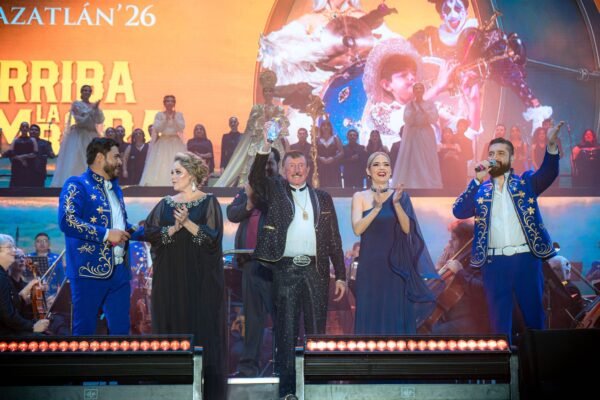 Germán Lizárraga junto a su Banda Estrellas de Sinaloa sobre el escenario del Estadio Teodoro Mariscal en Mazatlán, durante el homenaje por sus 75 años de trayectoria artística ante un lleno total.
