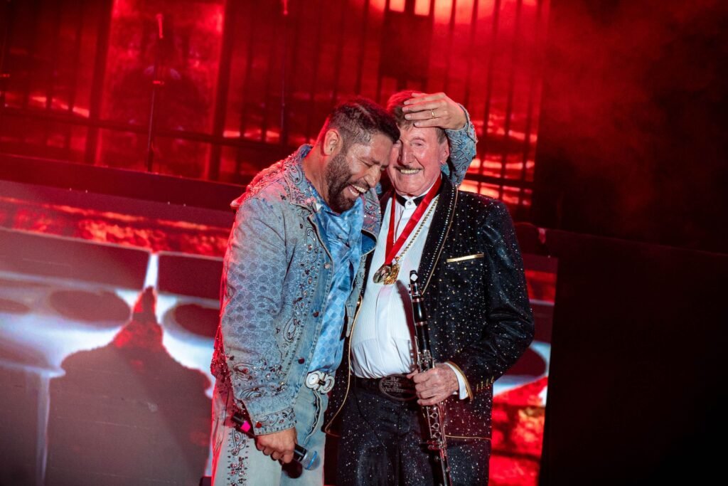 Germán Lizárraga y Pancho Barraza juntos sobre el escenario del Estadio Teodoro Mariscal durante el homenaje por los 75 años de carrera del músico sinaloense.