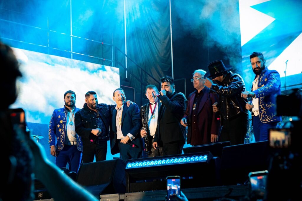 Germán Lizárraga acompañado por los artistas invitados reunidos en el escenario del Estadio Teodoro Mariscal durante el homenaje por sus 75 años de carrera en el Carnaval de Mazatlán 2026.