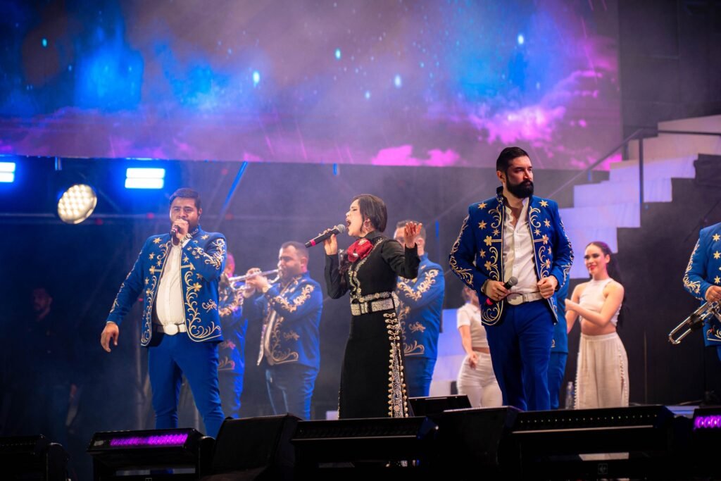 Silvia Zepeda se presenta en el escenario del Estadio Teodoro Mariscal durante el homenaje a Germán Lizárraga en el Carnaval de Mazatlán 2026.