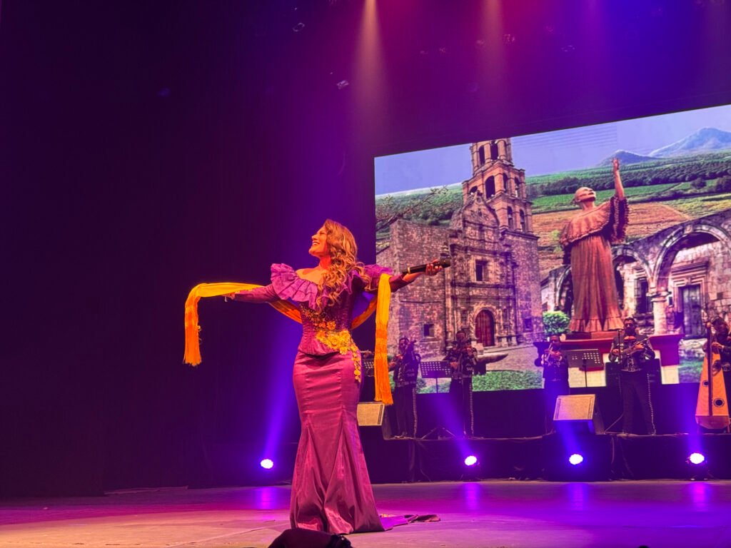 Diana Reyes canta en vivo durante el homenaje a Lola Beltrán en Mazatlán.
