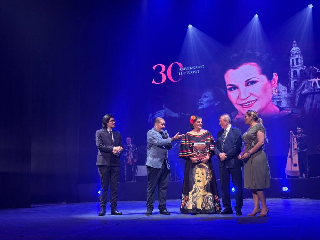 Óscar García Osuna, Germán Lizárraga, Memo Osuna y María Elena Leal Beltrán en la clausura del homenaje a Lola Beltrán en Mazatlán.
